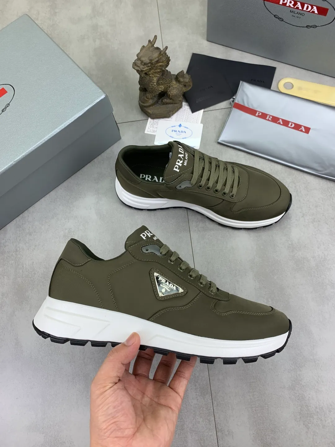 Men's shoes 💰P540 new (higher version) new PRADA (Prada) classic models are on the market at the same time, new men's shoes, 😘fabrics are selected from original imported calfskin. First layer of imported cowhide lining. The original version is awesome! 👍🏿Original open-molded non-slip PU outsole, with exquisite lines, simple and elegant, super comfortable and classy on foot, suitable for leisure travel. Code number: 38-45 (46 customized) 3️⃣ colors available